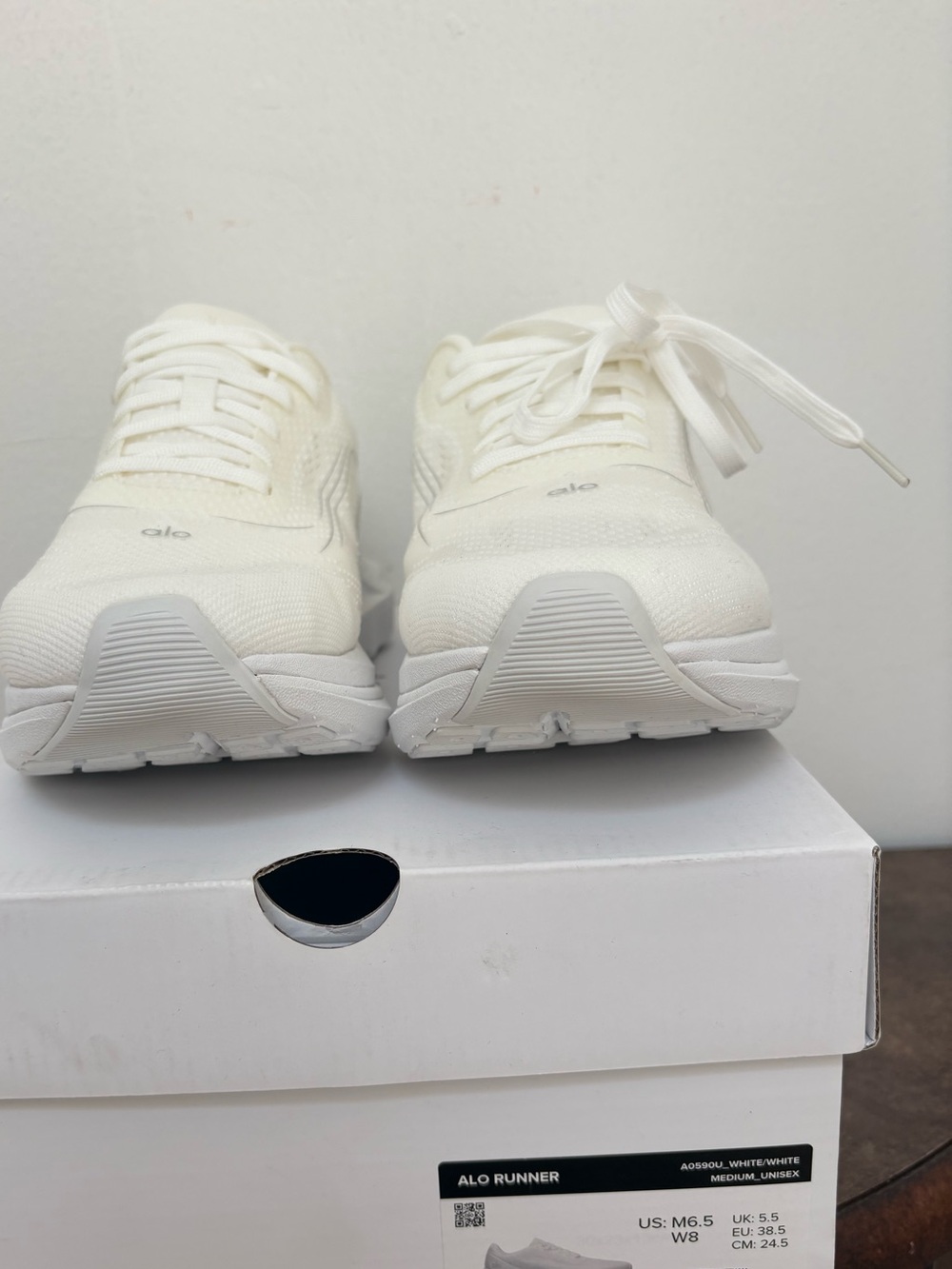 Alo Runner White/White Unisex Sneakers – New in Box | Men’s 6.5 / Women’s 8 - Picture 3 of 13